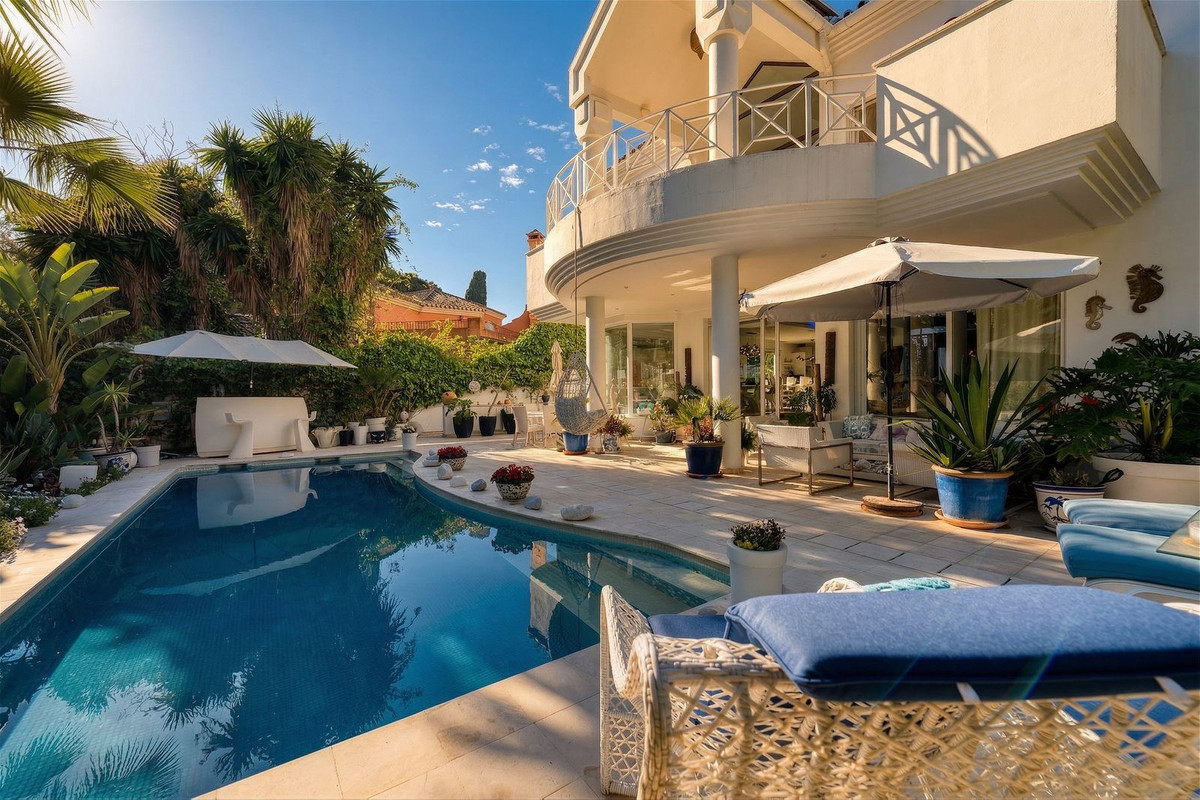 Villa for sale in Estepona