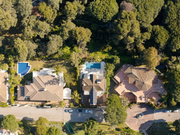 Villa for sale in Estepona
