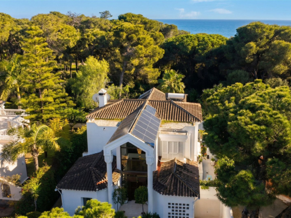Villa for sale in Estepona