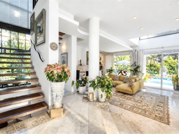 Villa for sale in Estepona