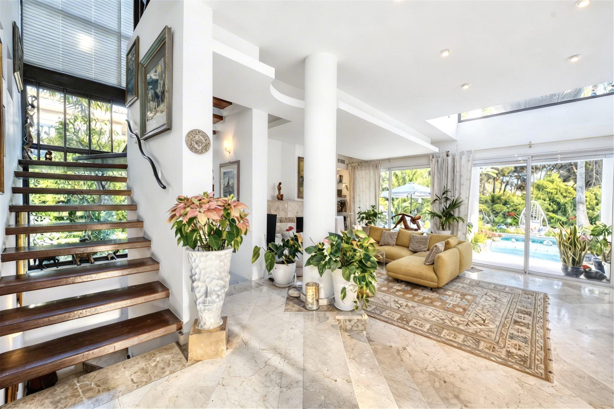 Villa for sale in Estepona