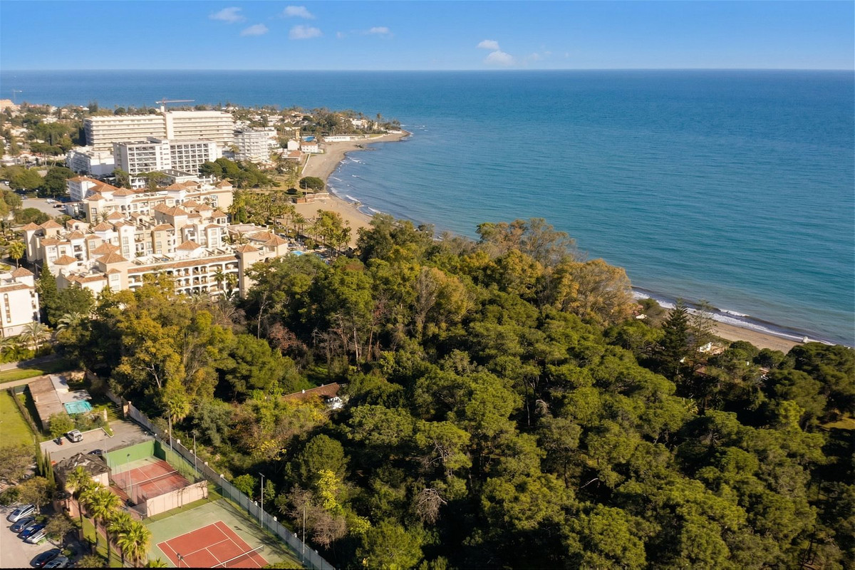 Villa for sale in Estepona