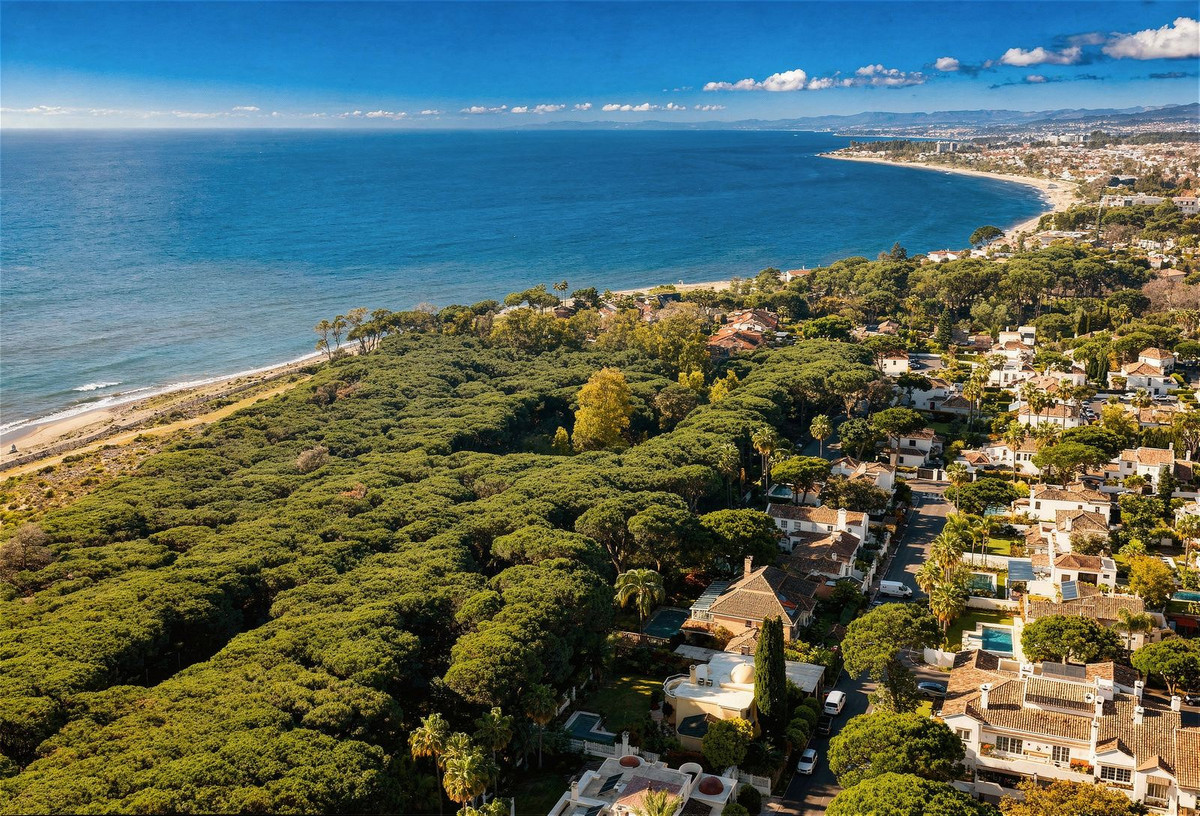 Villa for sale in Estepona