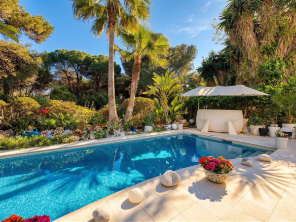 Villa for sale in Estepona