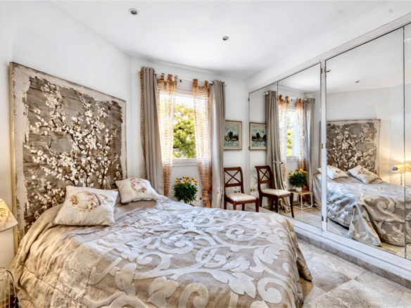 Villa for sale in Estepona