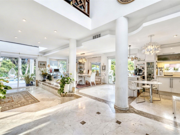 Villa for sale in Estepona