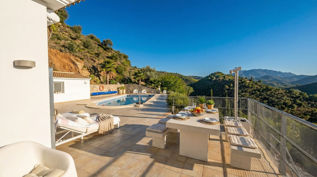 Villa for sale in Guaro
