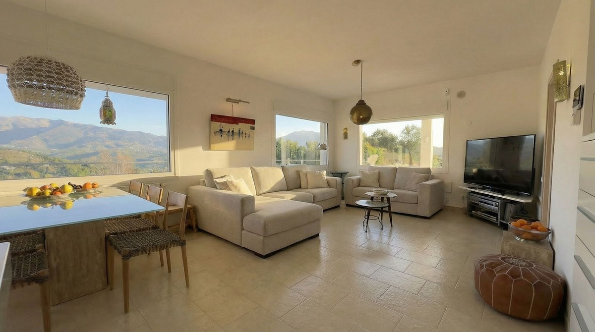 Villa for sale in Guaro