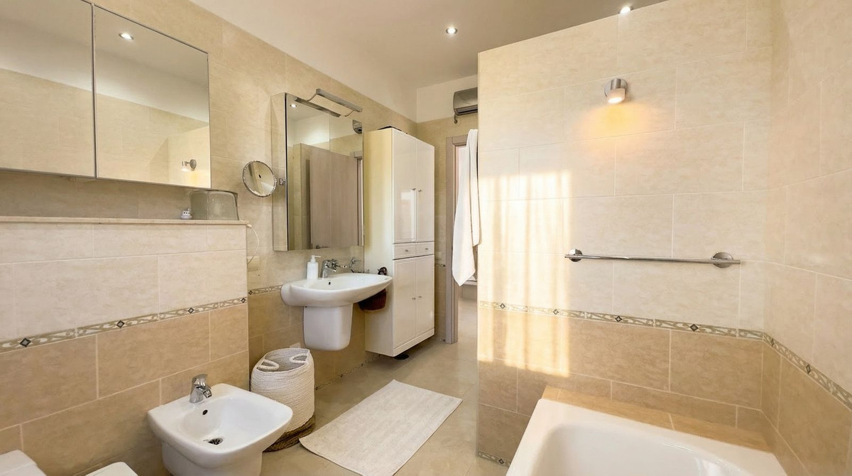 Villa for sale in Guaro