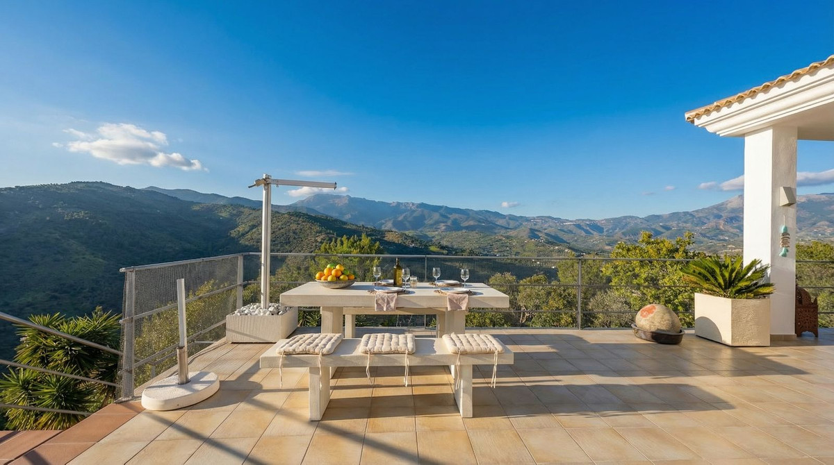 Villa for sale in Guaro