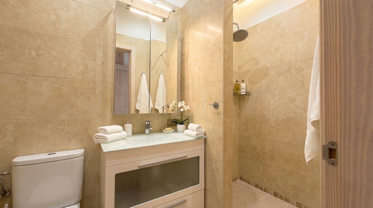 Villa for sale in Guaro