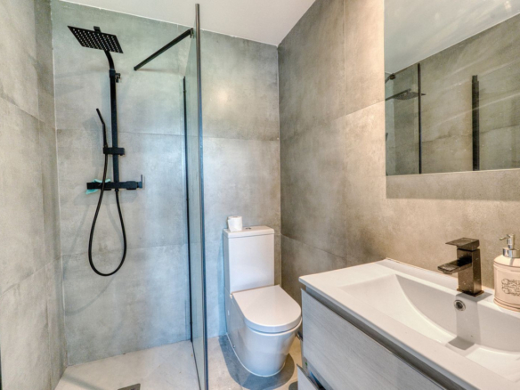 Villa for sale in Istán