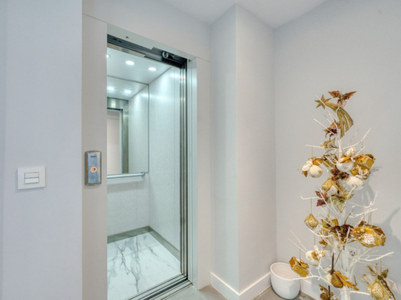 Villa for sale in Istán