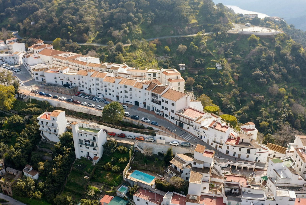 Villa for sale in Istán