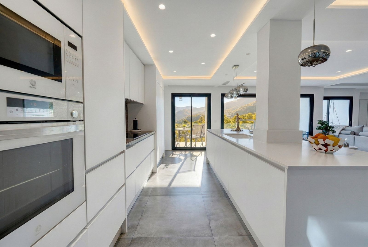 Villa for sale in Istán