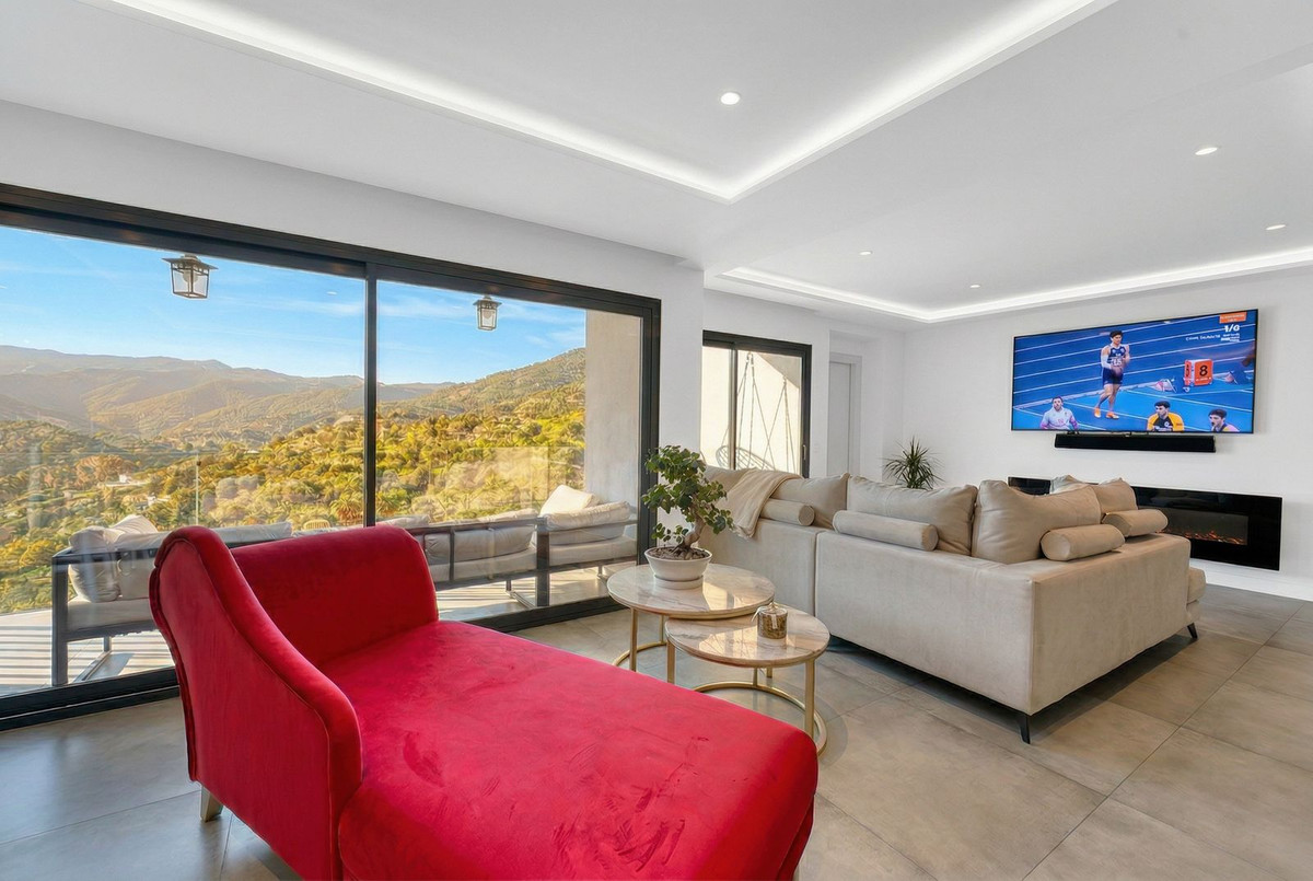 Villa for sale in Istán