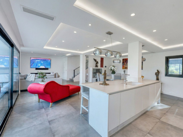Villa for sale in Istán