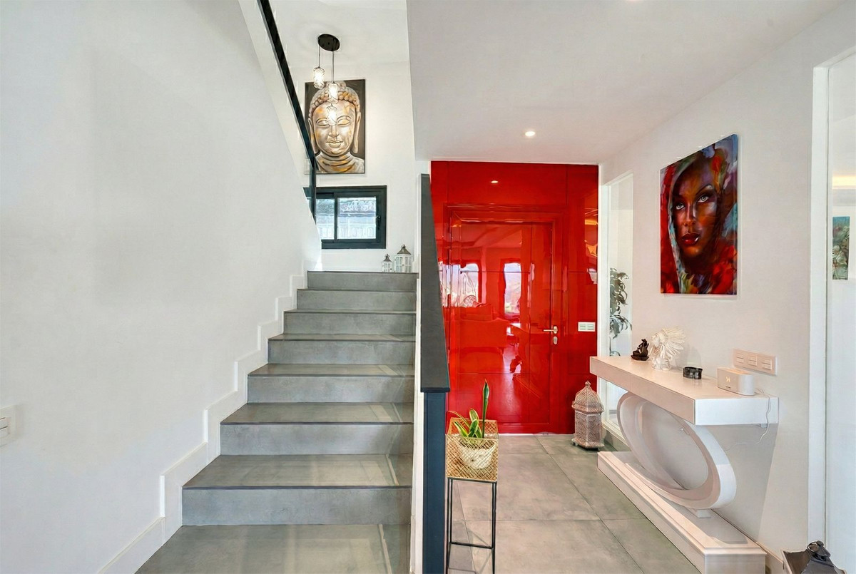 Villa for sale in Istán