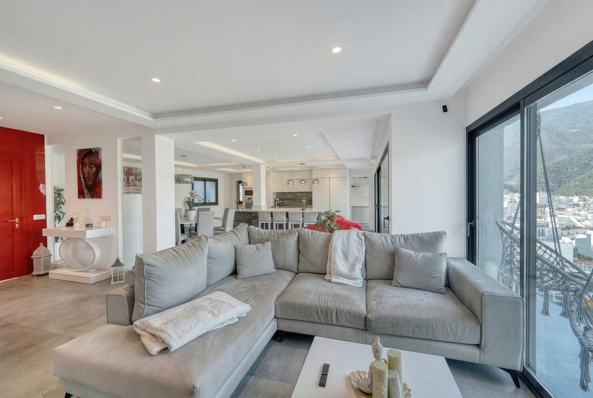 Villa for sale in Istán