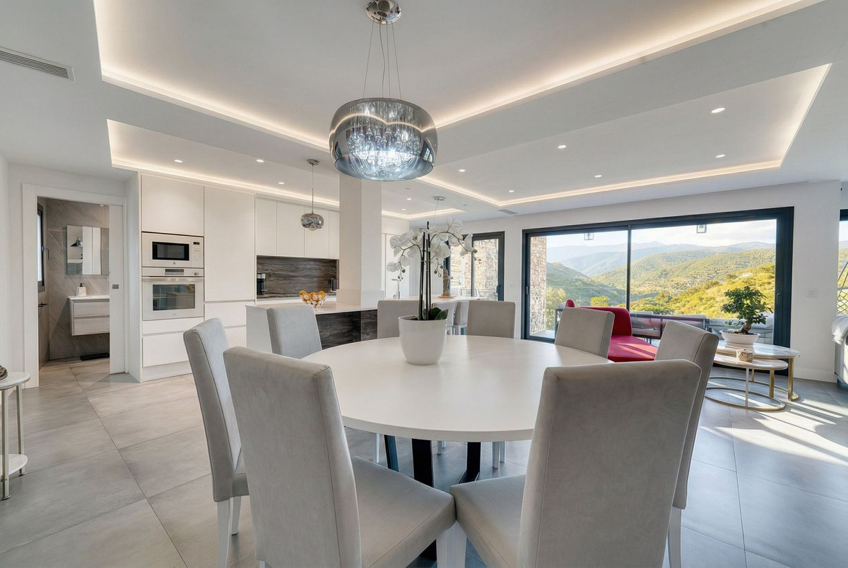 Villa for sale in Istán