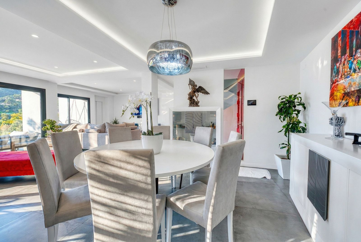 Villa for sale in Istán