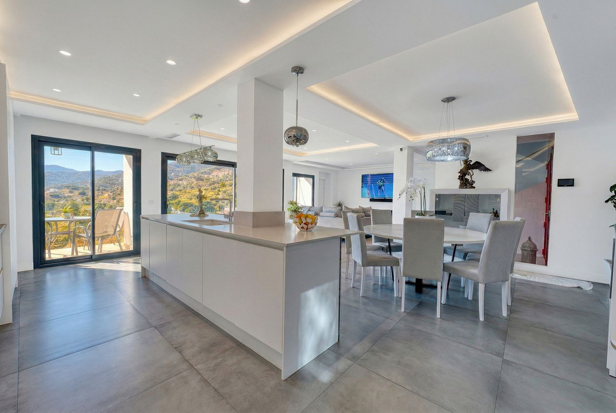 Villa for sale in Istán