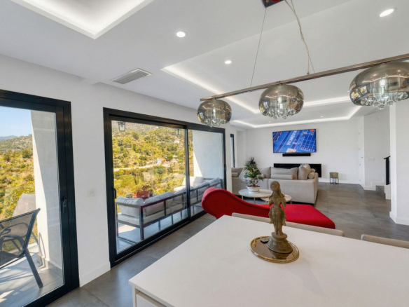 Villa for sale in Istán