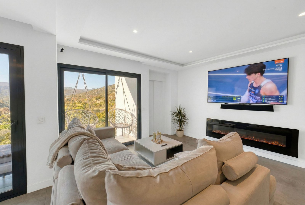Villa for sale in Istán