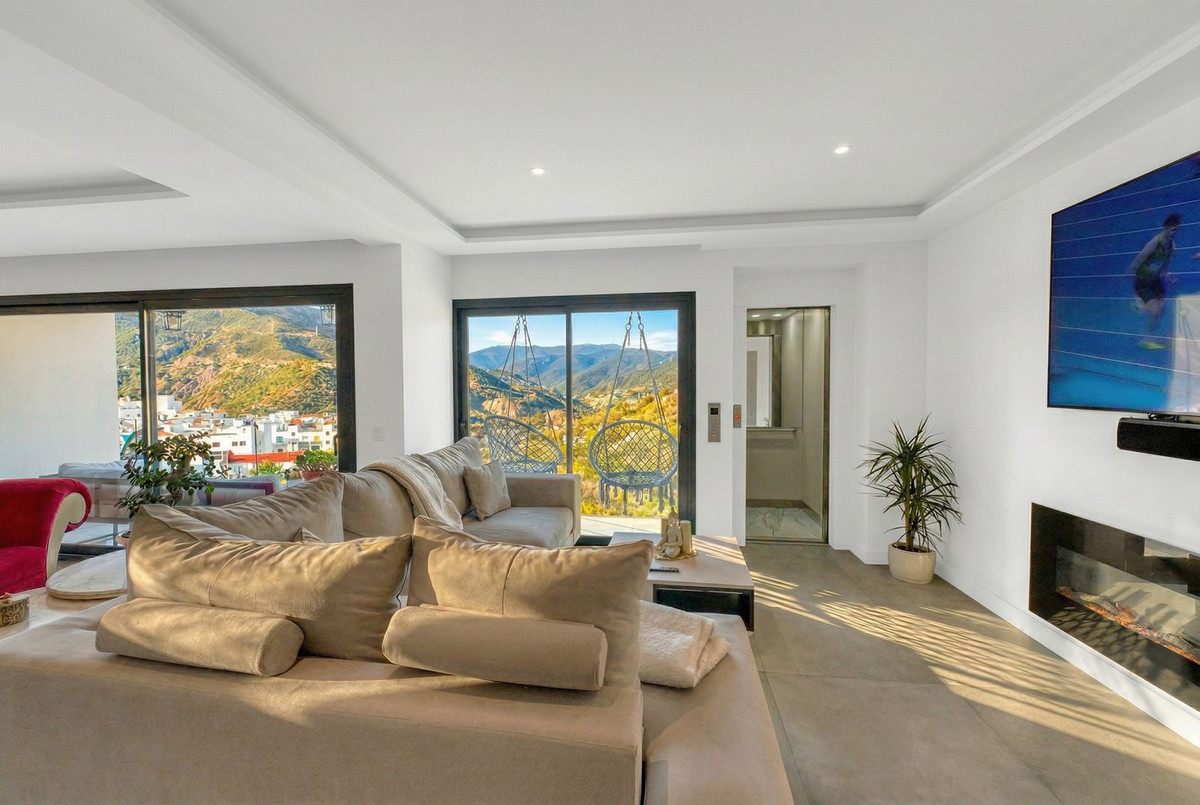 Villa for sale in Istán