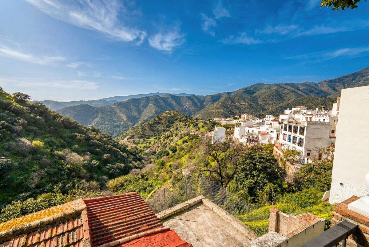 Villa for sale in Istán