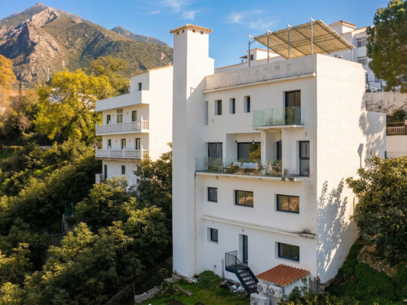 Villa for sale in Istán