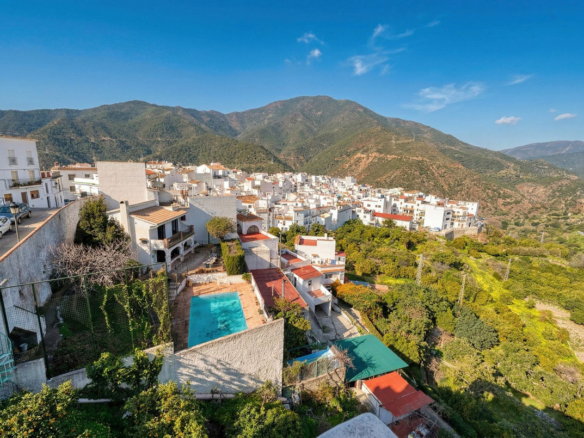 Villa for sale in Istán