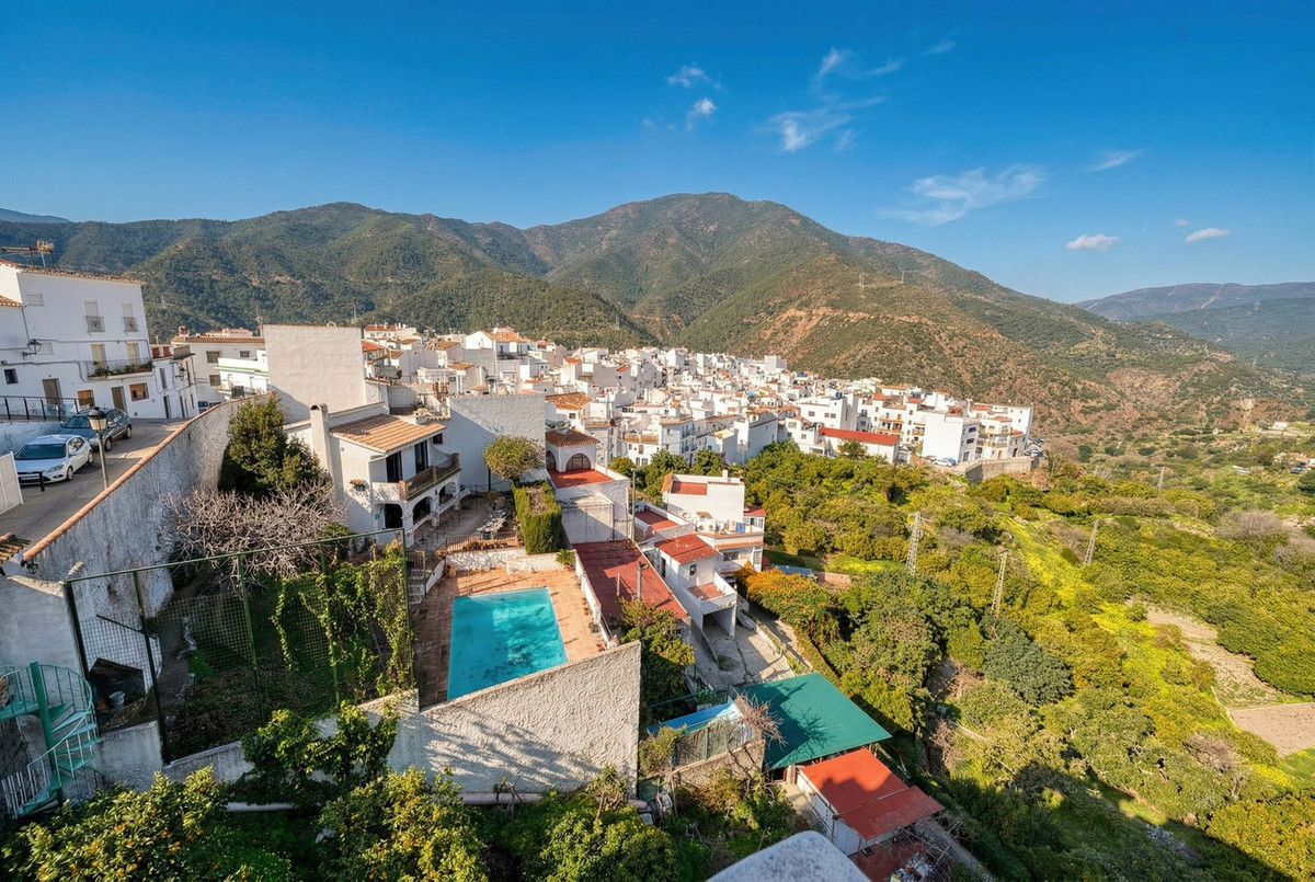Villa for sale in Istán