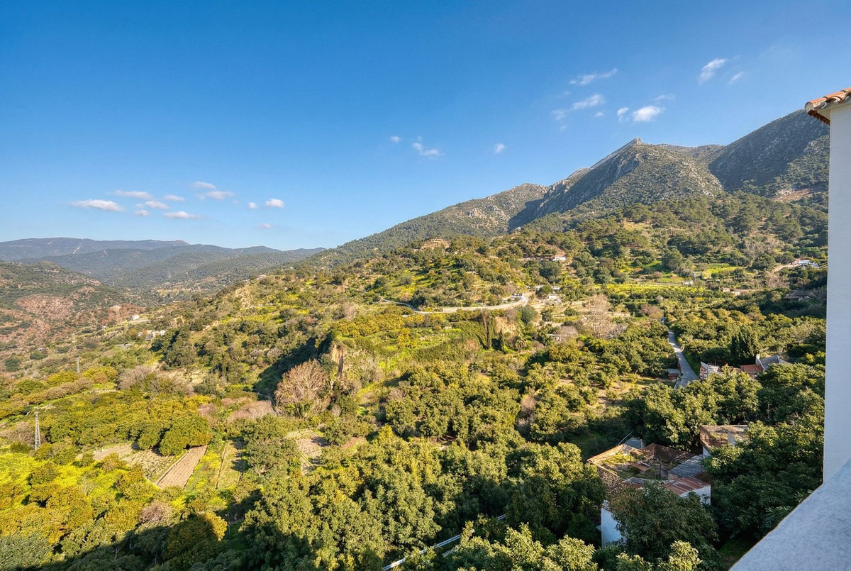 Villa for sale in Istán