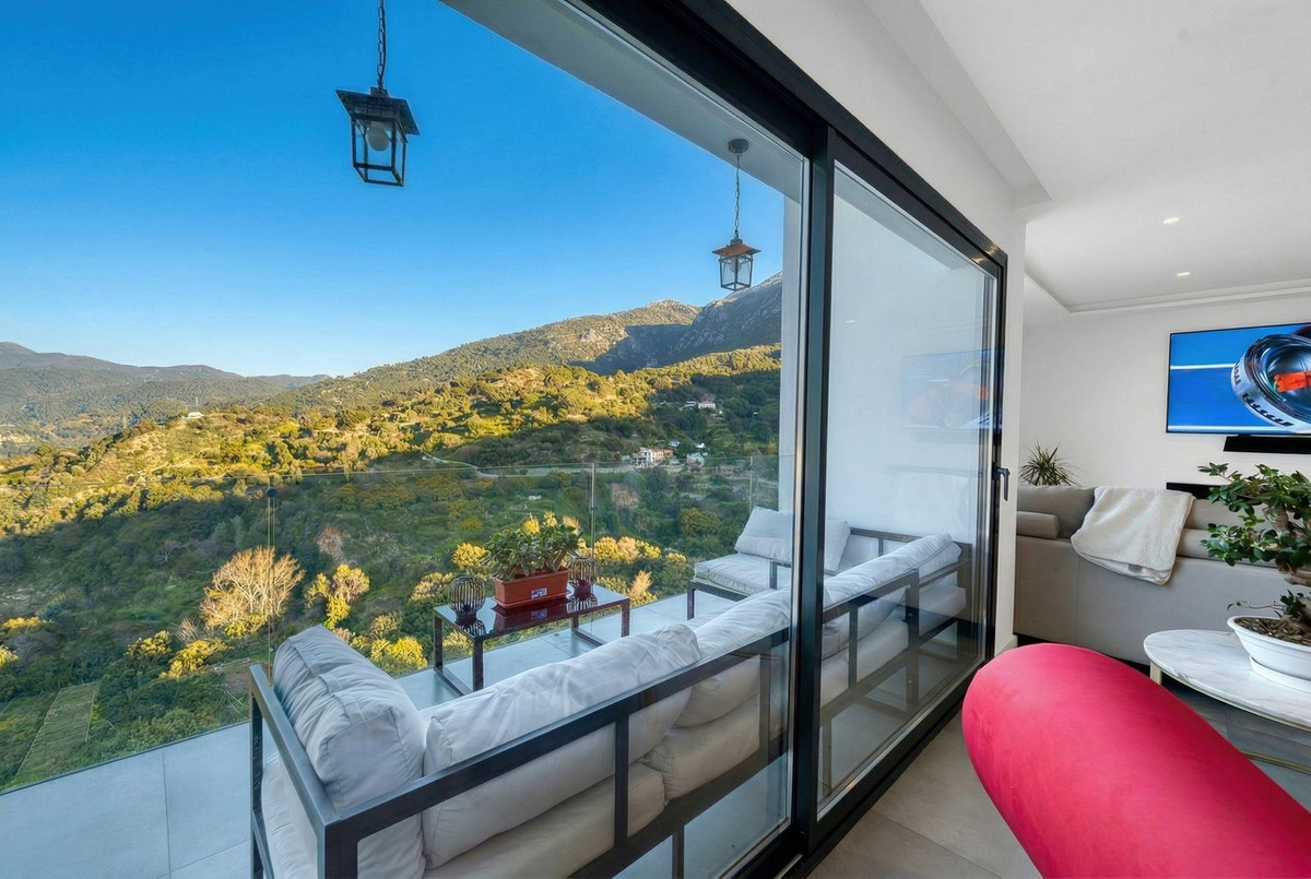 Villa for sale in Istán