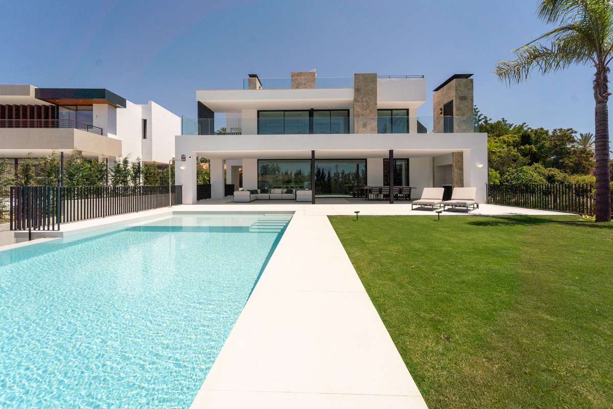 Villa-in-Marbella-Ref-R5046937 Villa for sale in Marbella