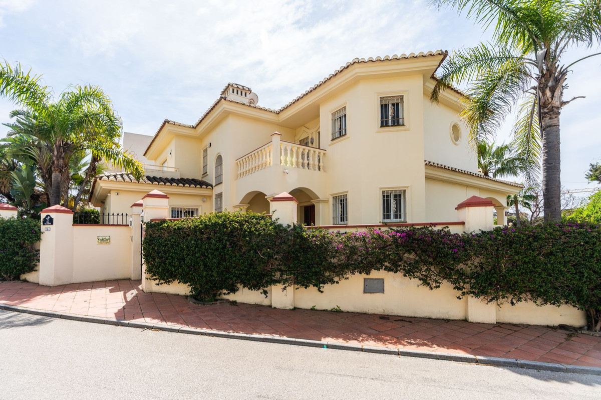 Villa-in-Marbella-Ref-R5350132 Villa for sale in Marbella