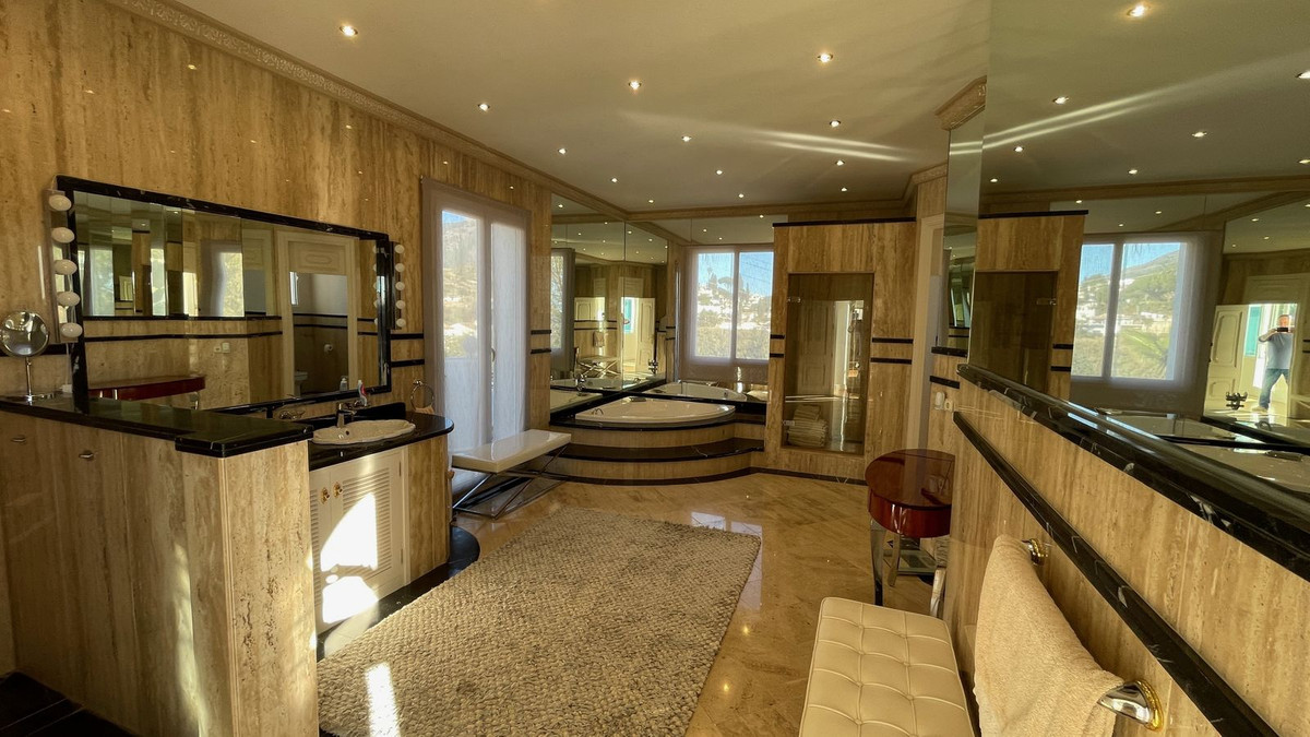 Villa for sale in Mijas
