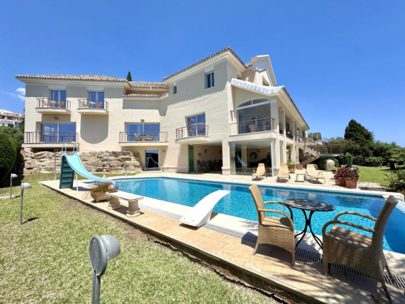 Villa for sale in Mijas