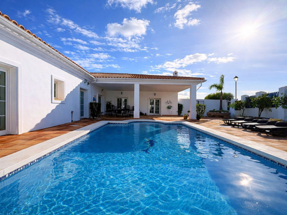 Villa for sale in Mijas