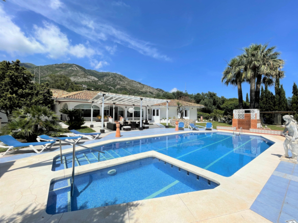 Villa for sale in Mijas