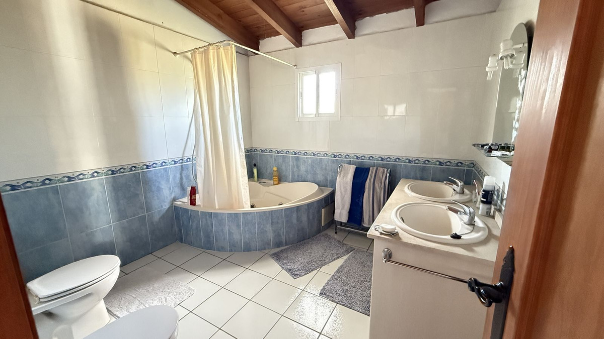 Finca for sale in Coín