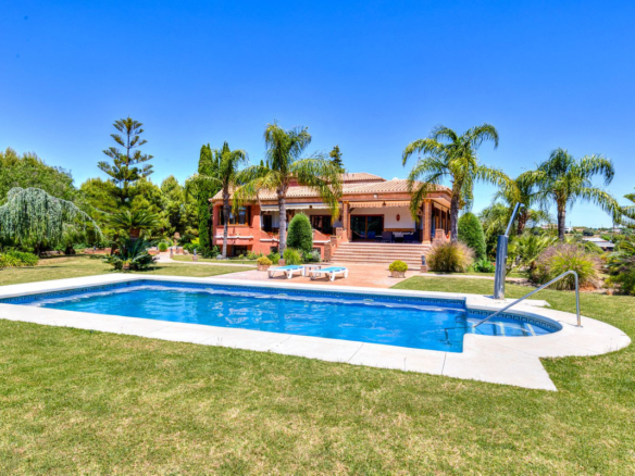 Finca for sale in Coín