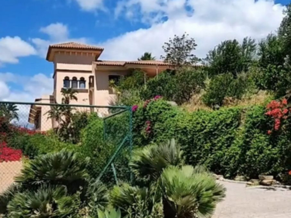 Finca for sale in Estepona