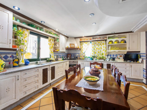 Finca for sale in Estepona