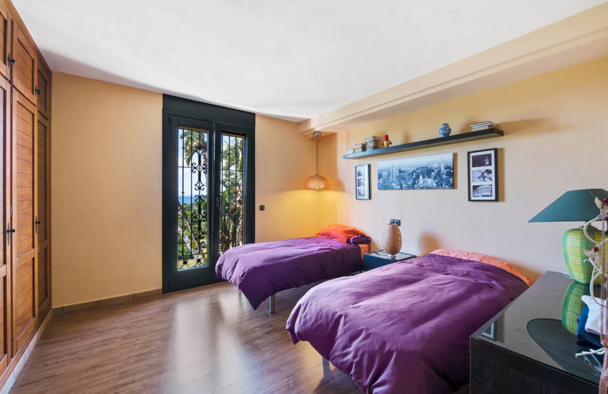 Finca for sale in Estepona