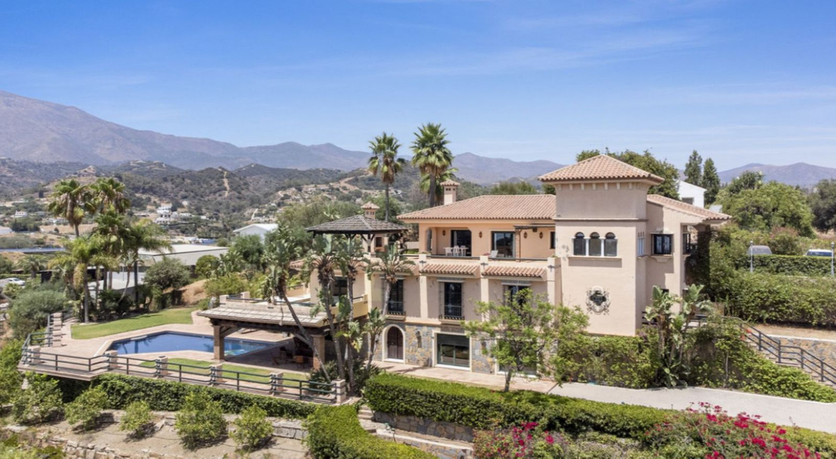 Finca for sale in Estepona