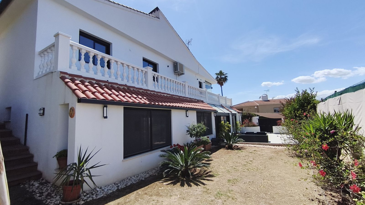 Villa-in-Alhaurin-de-la-Torre-Ref-R5379880 Villa for sale in Alhaurín de la Torre