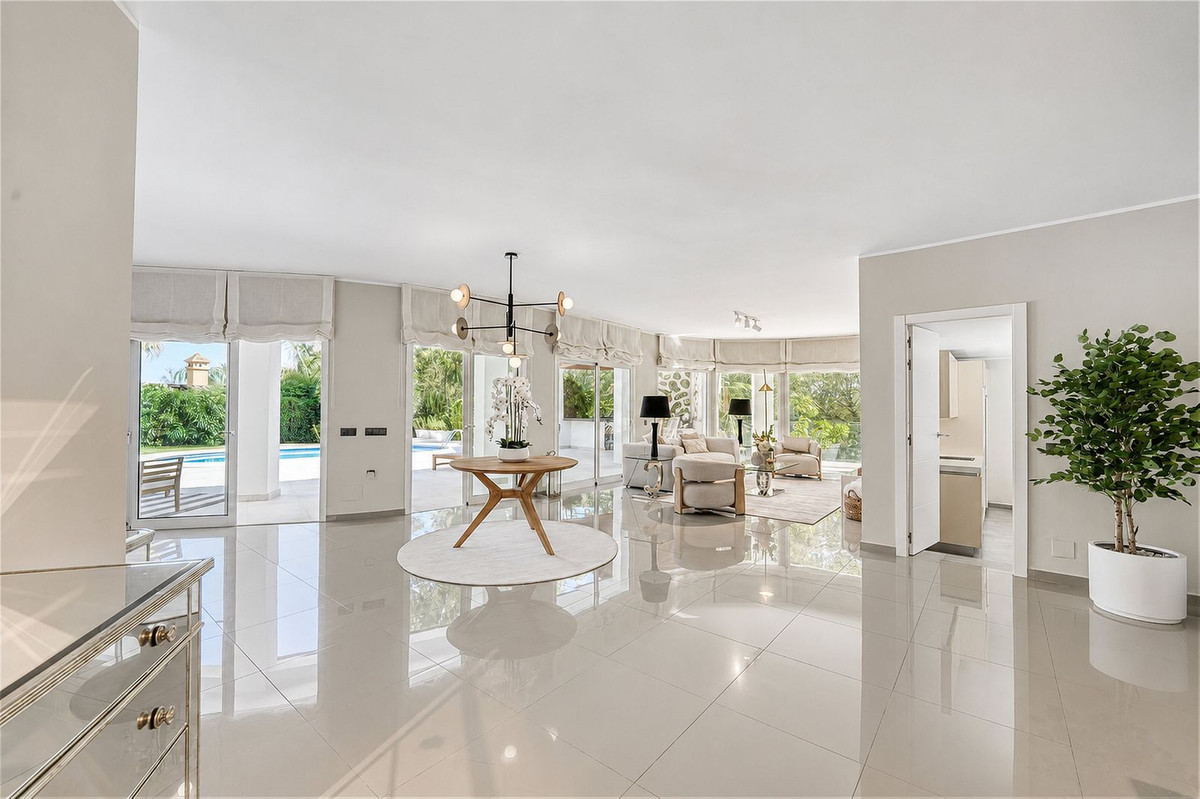 Villa for sale in Benahavís