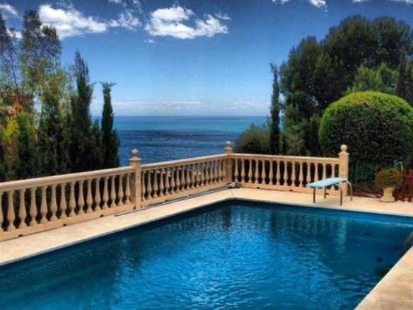Villa for sale in Benalmadena